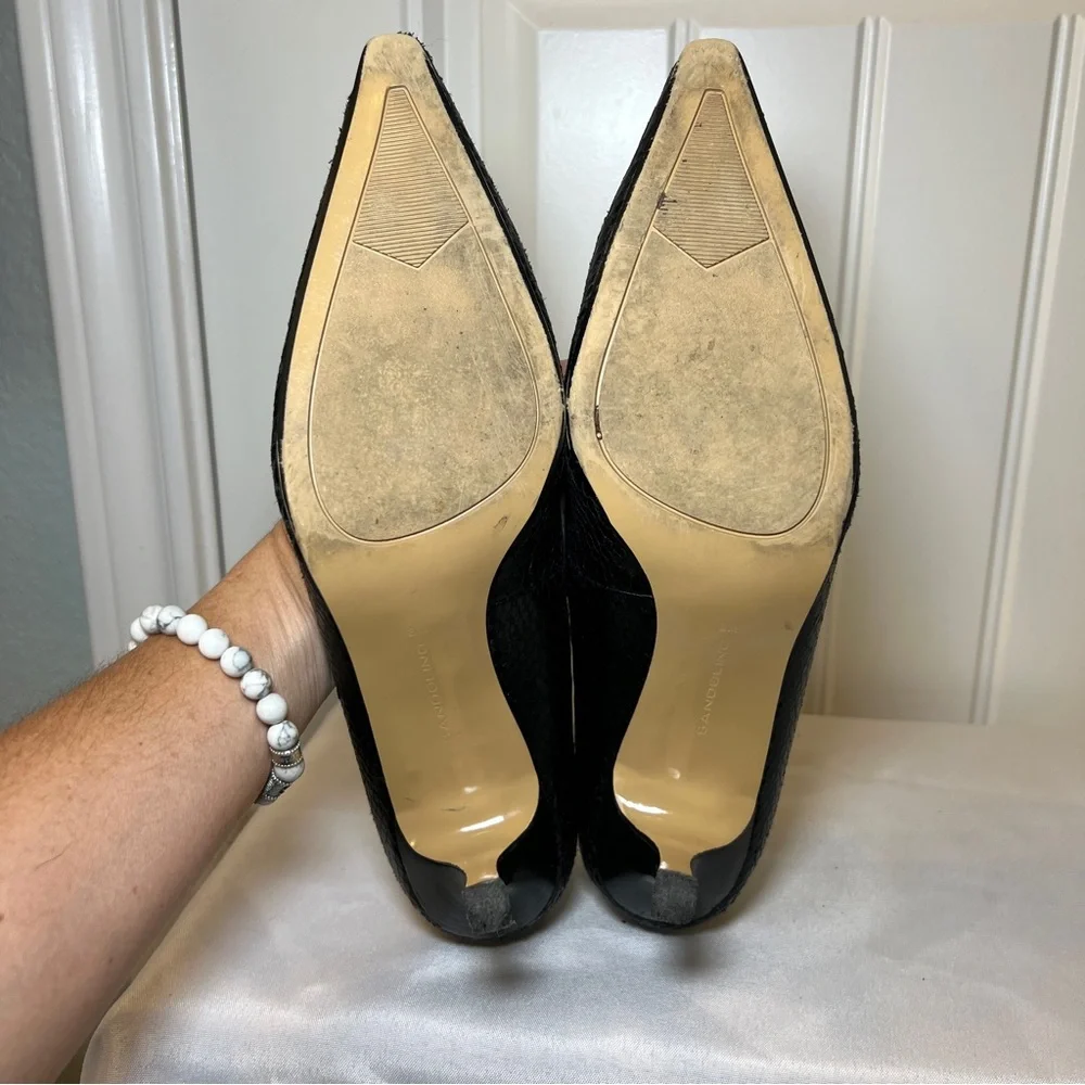 Bandolino Women’s Black Textured Pointy Toe Heels Y2K 8M with 2.5 in‎ heel